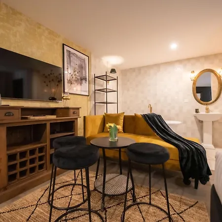 Monsieur Montmartre - Moulin Rouge Apartment