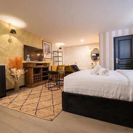 Monsieur Montmartre - Moulin Rouge Apartment *